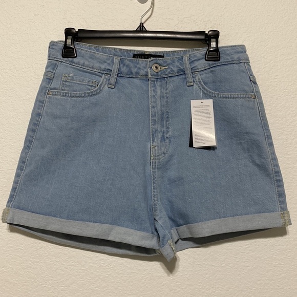 Guess Gia Rolled Cuff Short - Picture 2 of 8